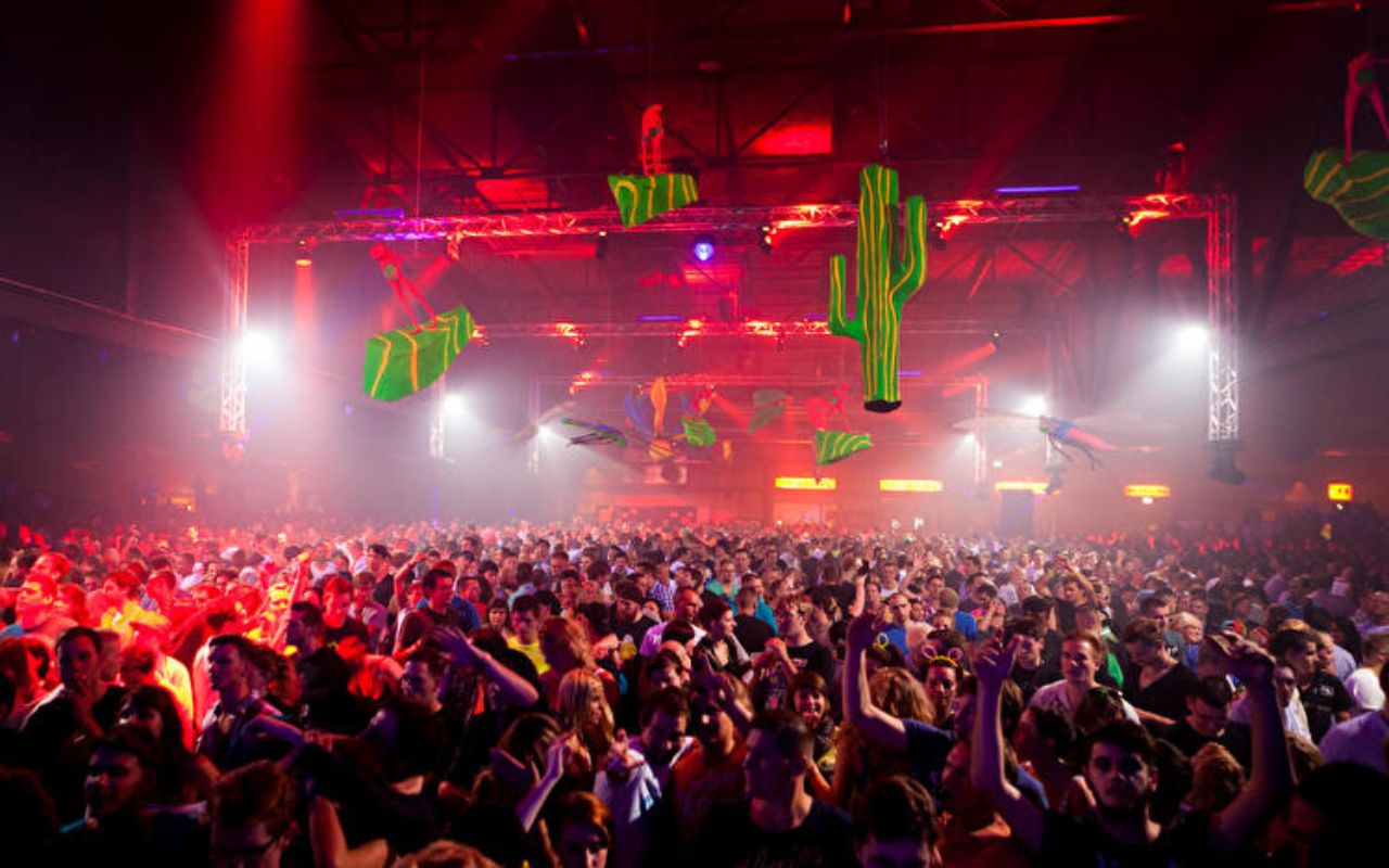 barcrawlnice (3) A good group picture - enjoying the night