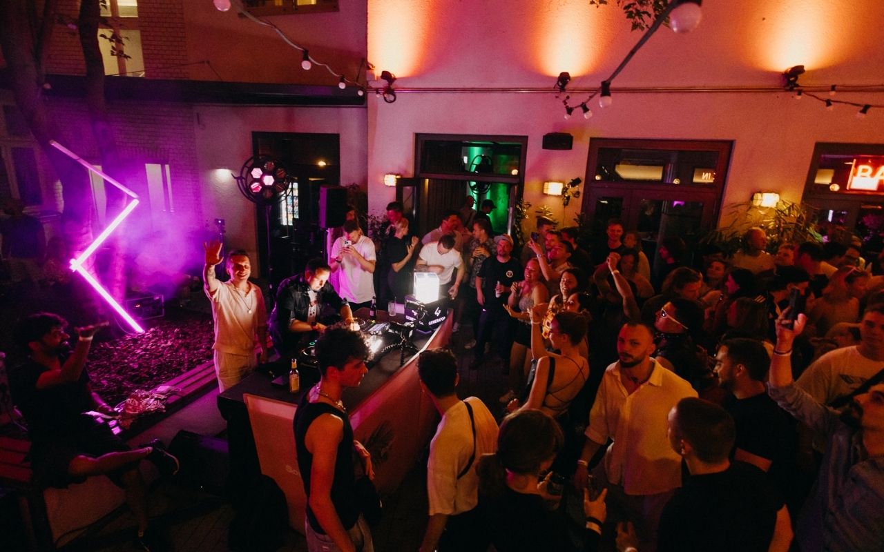 A good group picture - enjoying the night